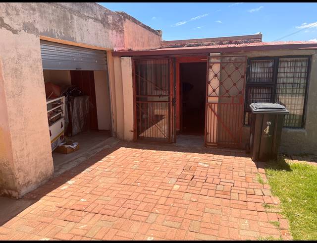3 BEDROOM FREEHOLD FOR SALE IN SOUTH HILLS